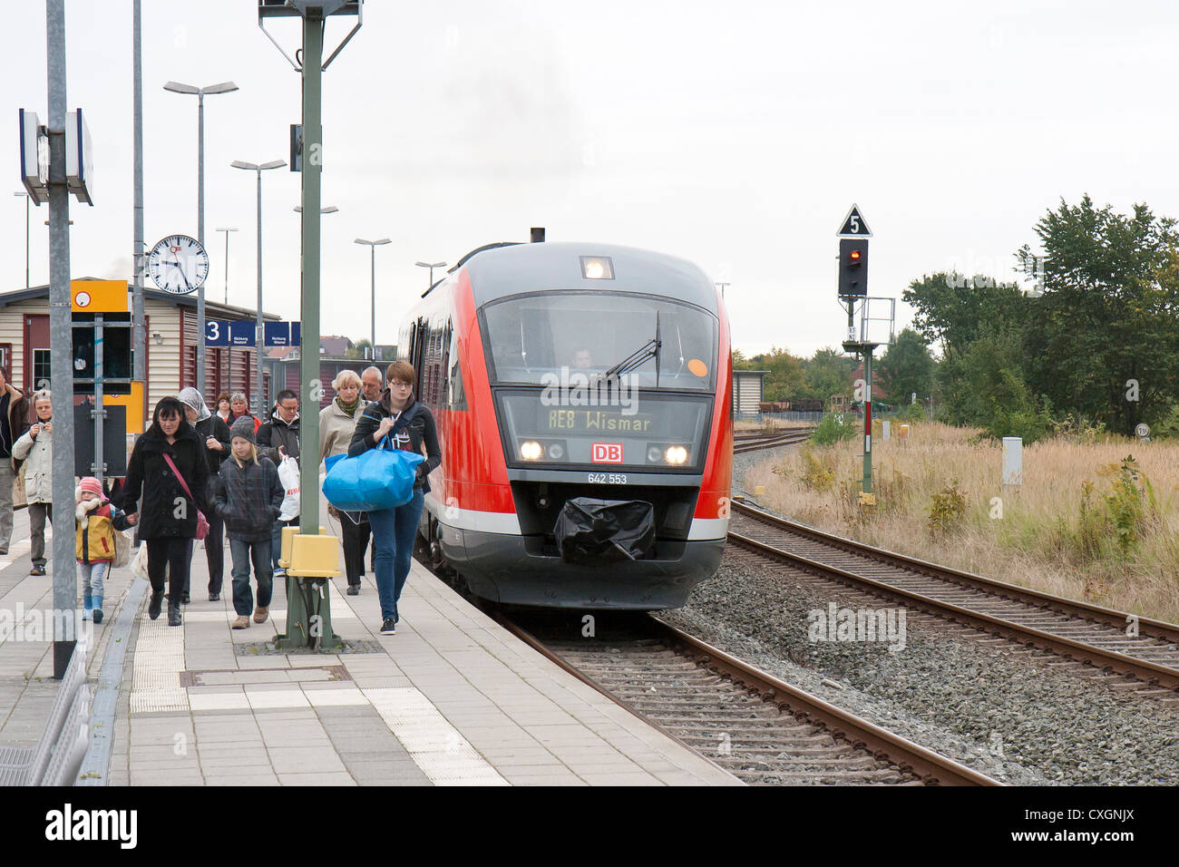 Bad Doberan-Station, Deutschland mit einer Hauptstrecke Personenzug und ankommende Passagiere Stockfoto