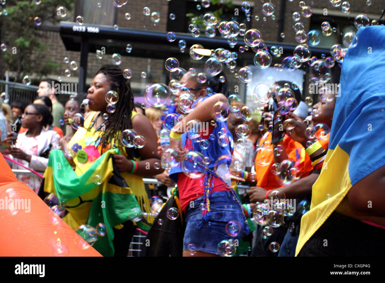 Seifenblasen in der Luft am jährlichen Karneval in London Notting Hill Stockfoto