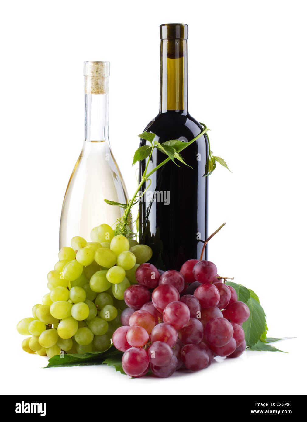 Flaschen von rot- und Weißwein mit Trauben, weißer Hintergrund Stockfoto