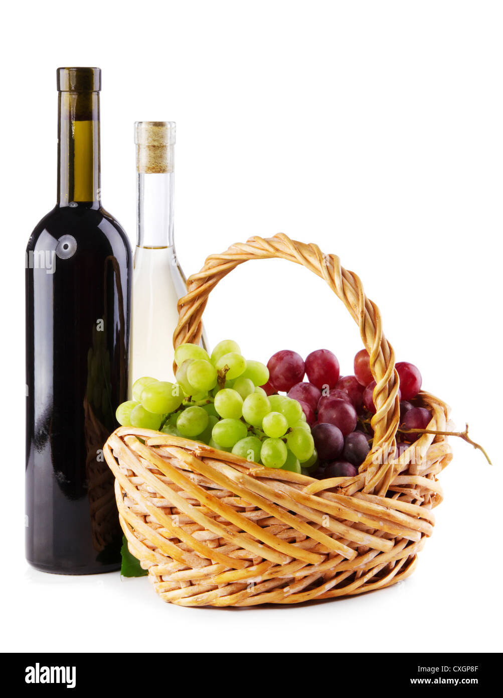 Flaschen von rot- und Weißwein mit Trauben, weißer Hintergrund Stockfoto