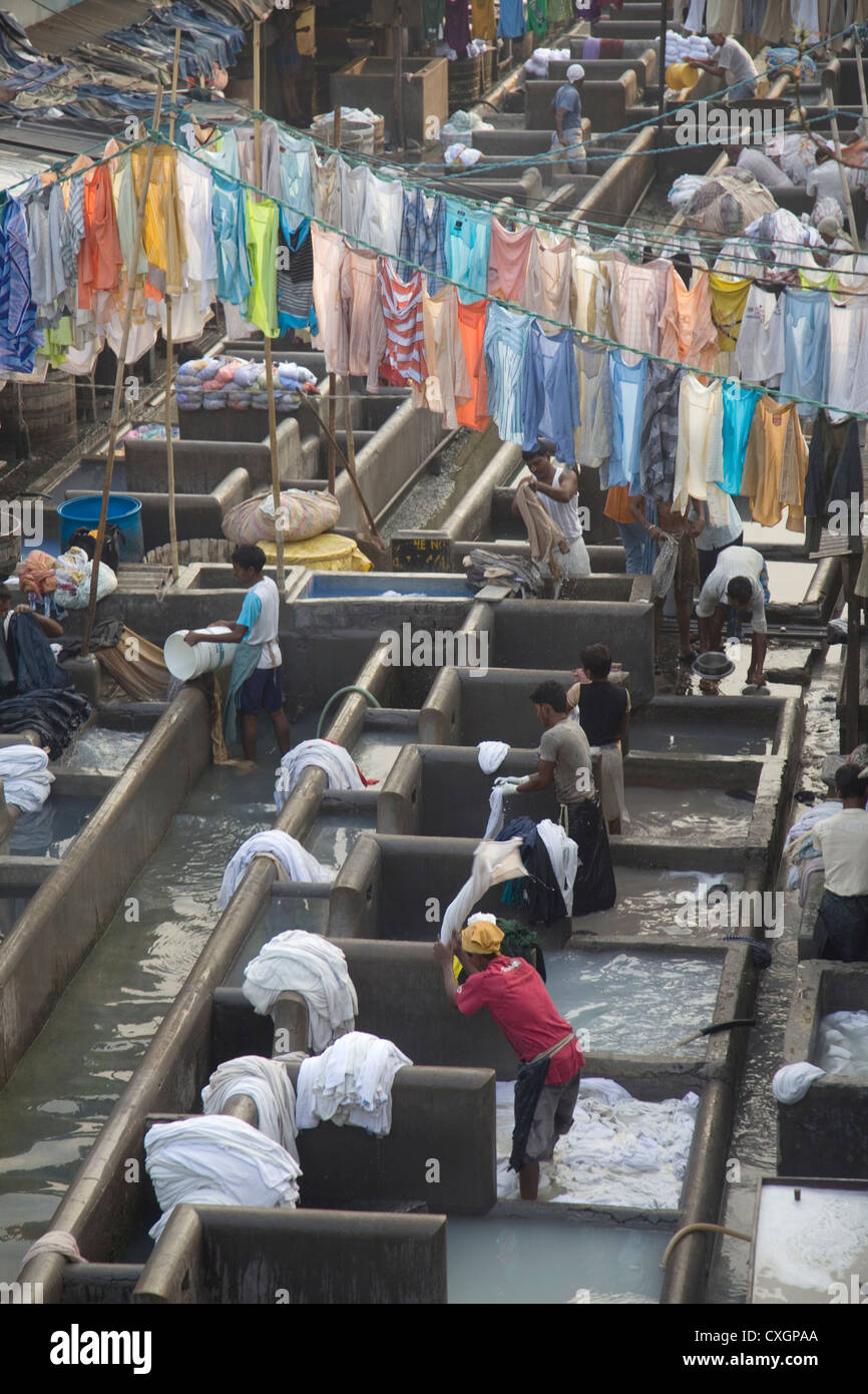Arbeitnehmer beschäftigt in der zentrale Wäscherei Dhobi Ghats, Mumbai, Indien. Stockfoto