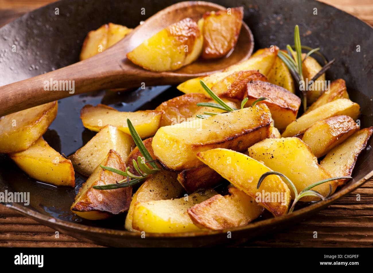 gebratene Kartoffeln mit rosmarin Stockfoto