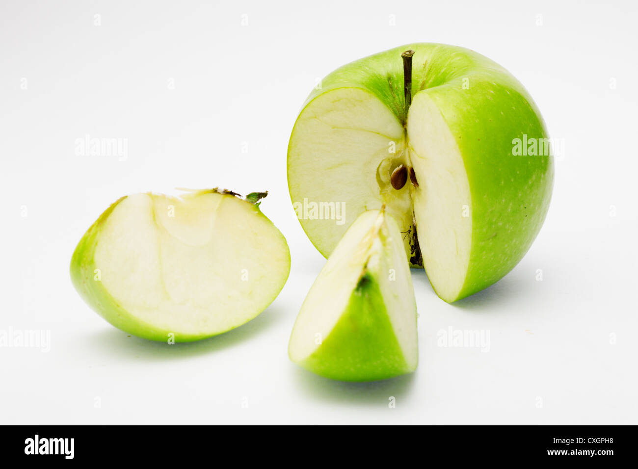 Schneiden Sie grüne Apfel isoliert auf weißem Hintergrund. Stockfoto