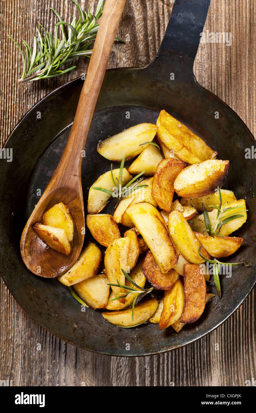 Bratkartoffeln mit frischen ferbs Stockfoto