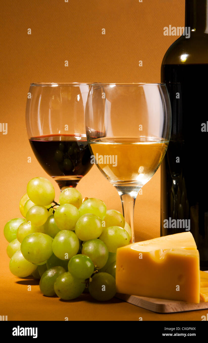 Wein, Trauben und verschiedene Arten von Käse-Stillleben Stockfoto