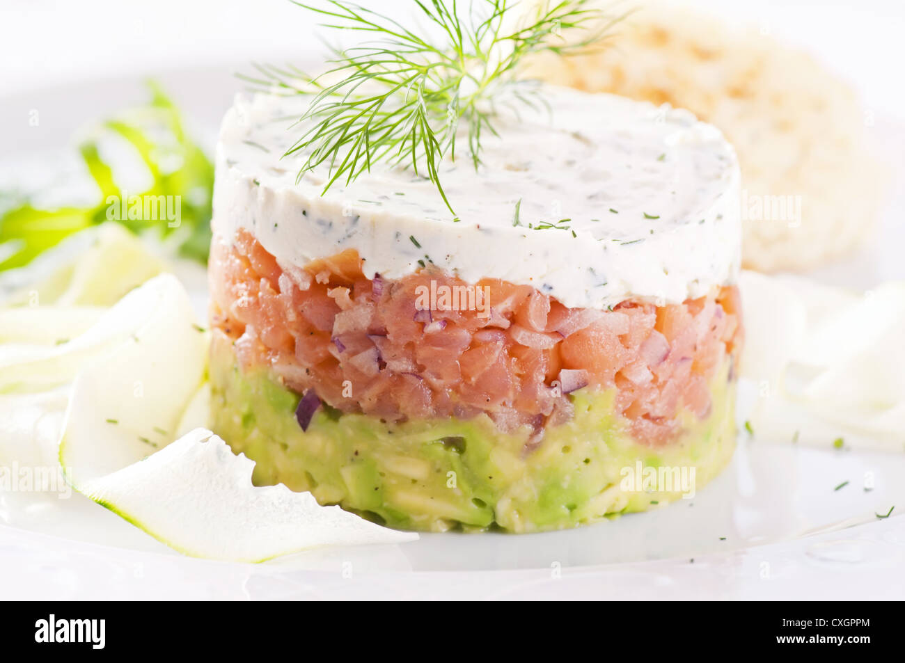 Lachs Tatar mit Avocado und Dill-Creme Stockfotografie - Alamy