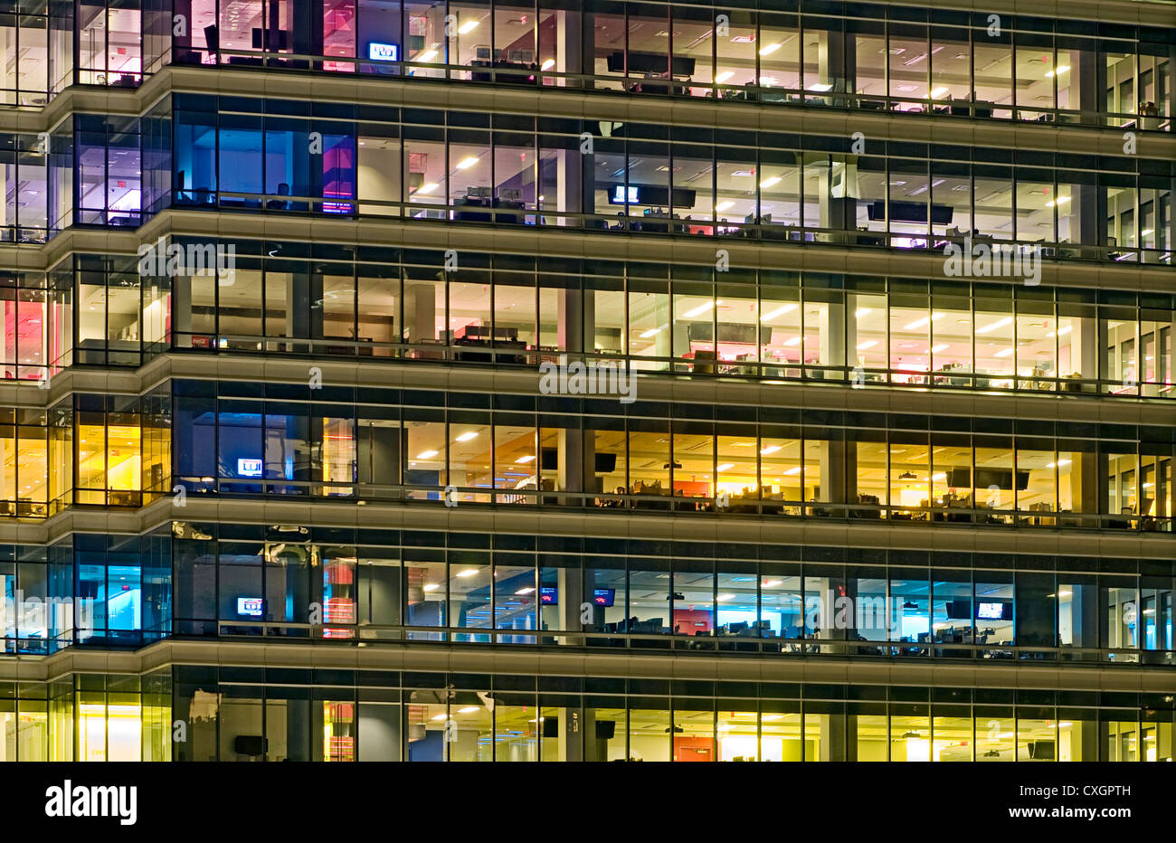 Leeres Bürogebäude in der Nacht Stockfoto