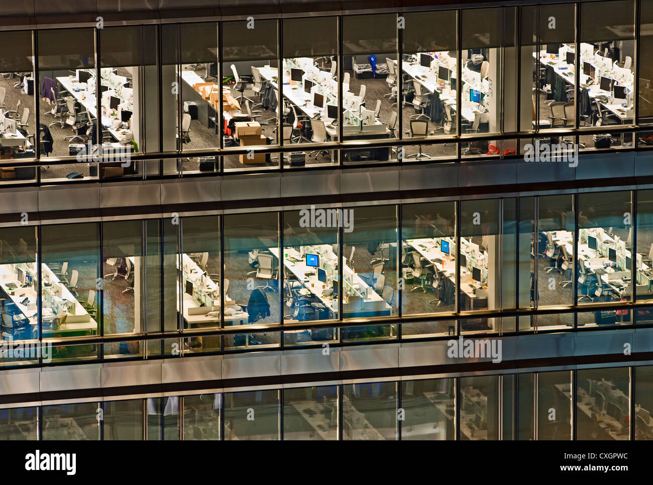 Leeres Bürogebäude in der Nacht Stockfoto