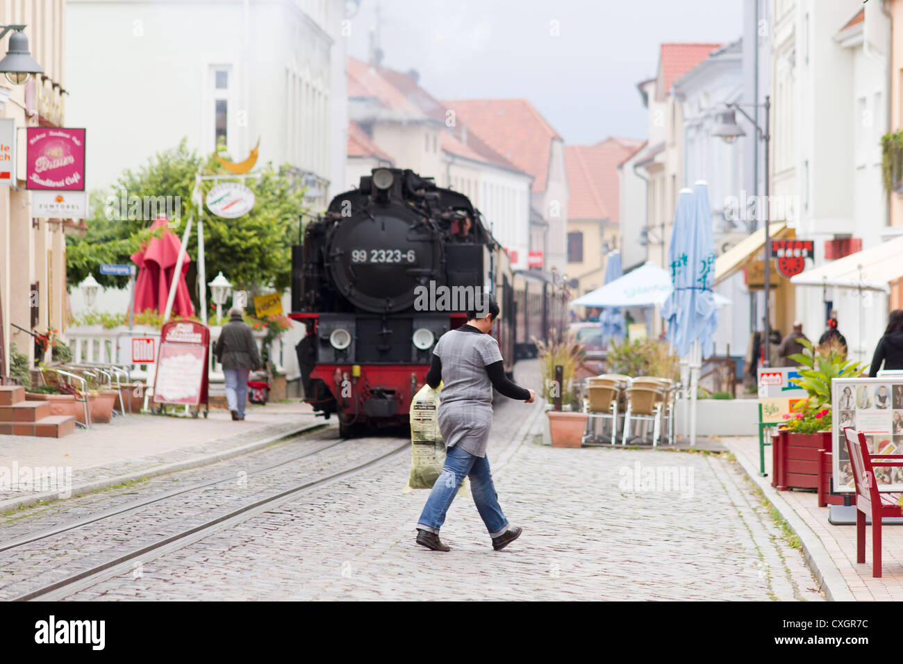Dampflok zieht einen Personenzug. Der Molli-Bahn in Bad Doberan - Deutschland Stockfoto