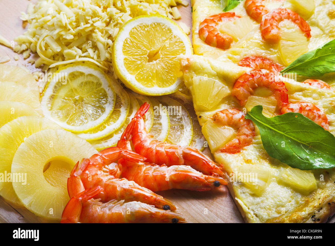 Pizza mit Zutaten Stockfoto