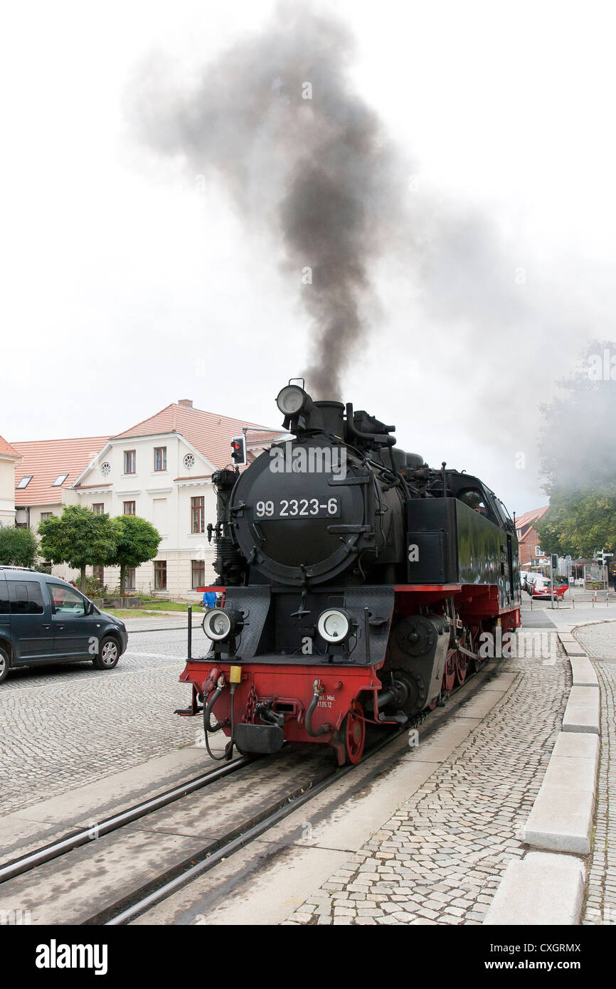 Dampflok zieht einen Personenzug. Der Molli-Bahn in Bad Doberan - Deutschland Stockfoto