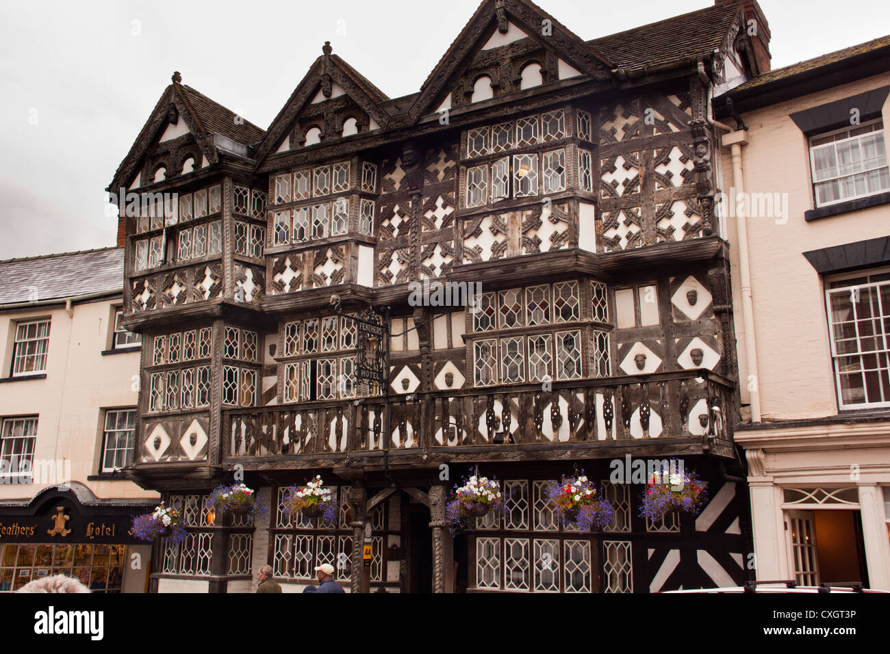 Feathers Hotel auf Bull RIng im hübschen Herefordshire historische Stadt Ludlow Originalgebäude vermutlich 800 Jahre alt. Stockfoto