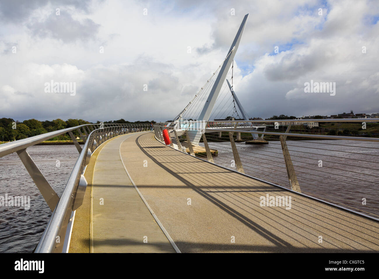 Friedensbrücke über River Foyle aus Westen, ehemalige Kaserne der Ebrington auf der Ostseite von Derry, Co Londonderry, Nordirland, Vereinigtes Königreich Stockfoto