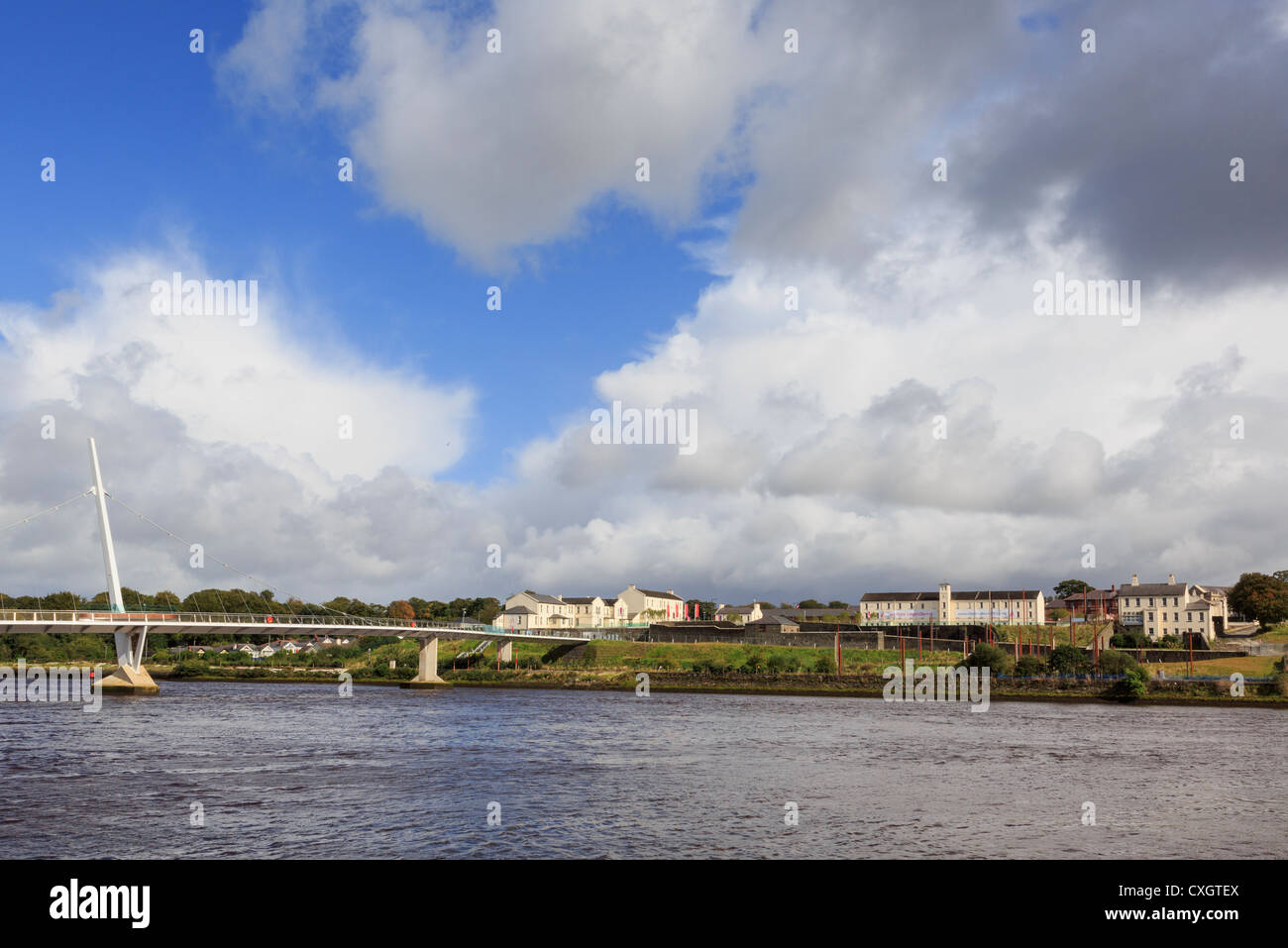 Friedensbrücke über River Foyle aus Westen, ehemalige Kaserne der Ebrington auf der Ostseite der Stadt Derry Co Londonderry Northern Ireland Stockfoto