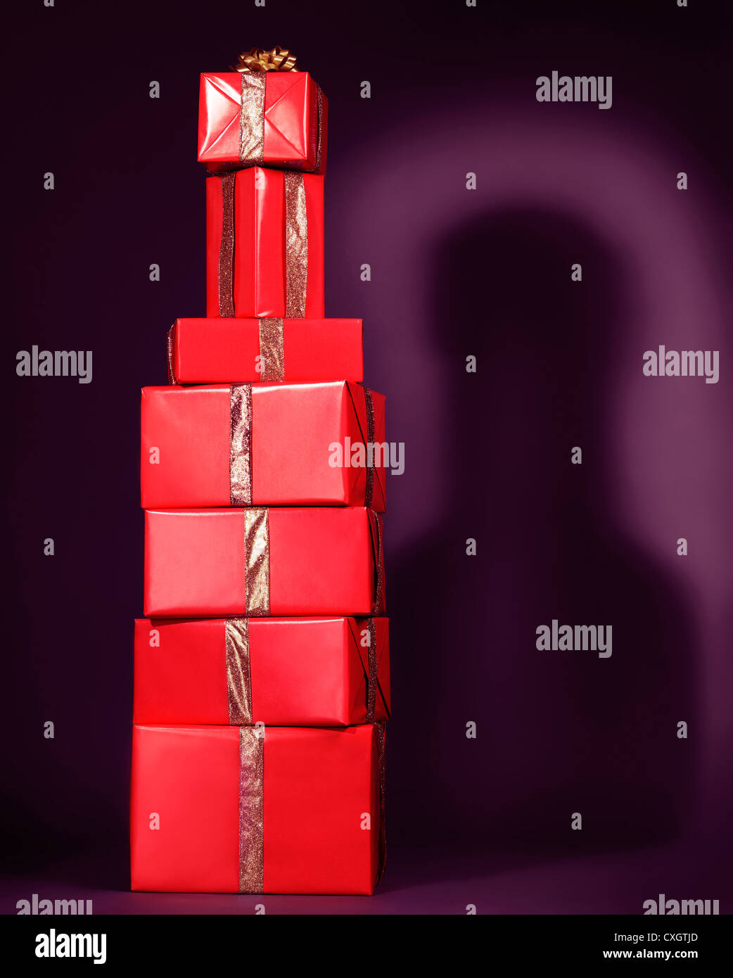 Haufen von roten Geschenke, Geschenk-Boxen, gestapelt in Form einer Flasche. Alkoholisches Getränk Ferienkonzept. Stockfoto
