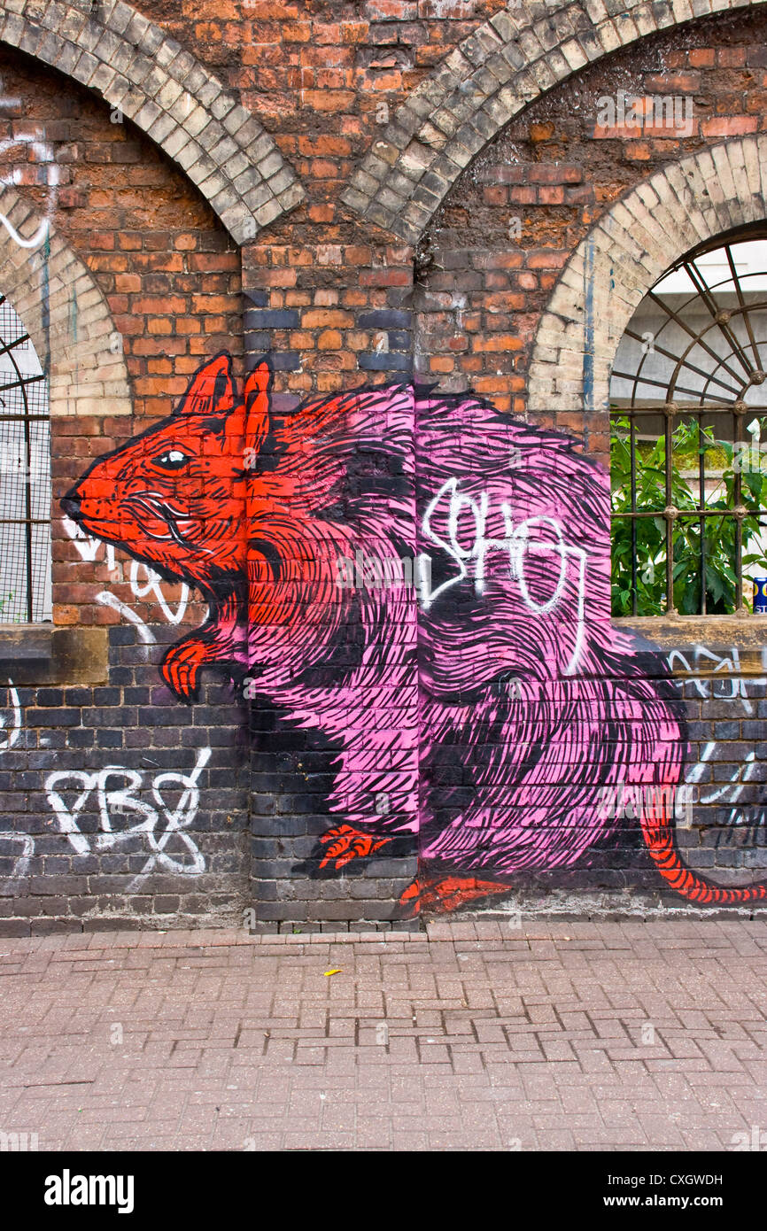 Urban Graffiti eine riesige Ratte von israelischen Straßenkünstler, die Broken Fingaz Crew auf Stein gemalt wölbt sich Ost-London-England-Europa Stockfoto