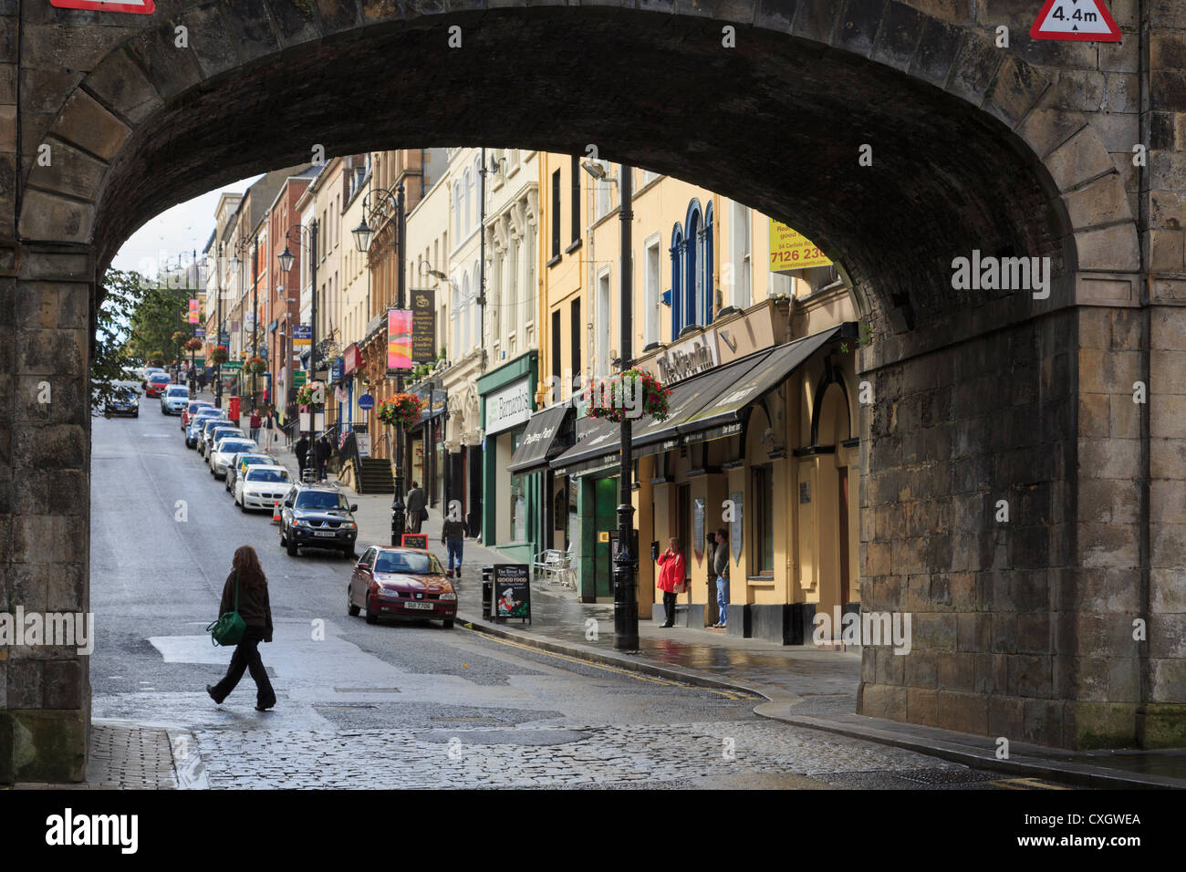 Blick auf Shipquay Straße durch Shipquay Tor der alten Stadtmauer rund um Derry, Co Londonderry, Nordirland, Vereinigtes Königreich. Stockfoto