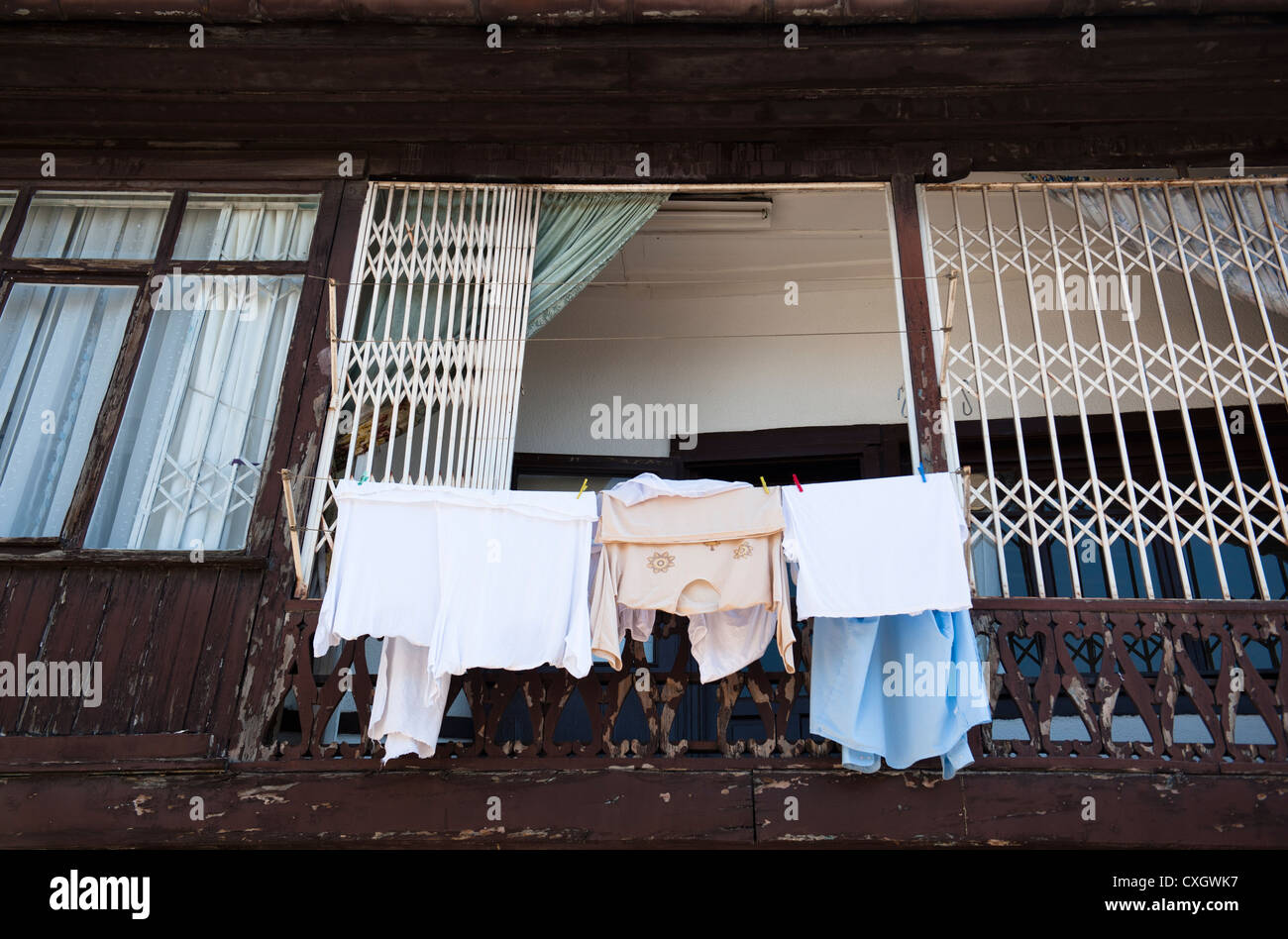 Fenster, Balkon und Trocknen von Kleidung auf ein altes Haus in der alten Stadt Ankara, Hauptstadt der Türkei Stockfoto