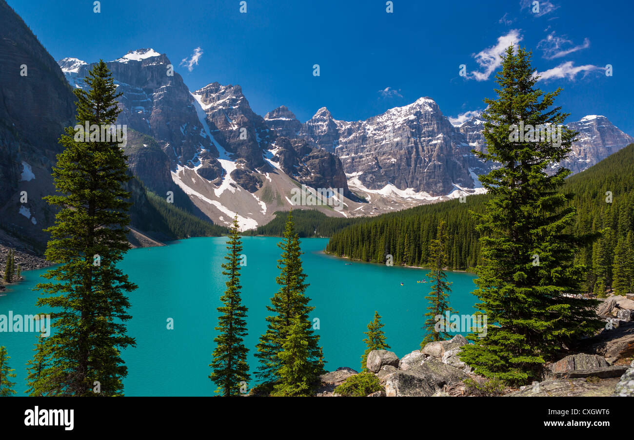 ALBERTA, Kanada - Moraine Lake, ein Gletschersee im Banff National Park. Stockfoto