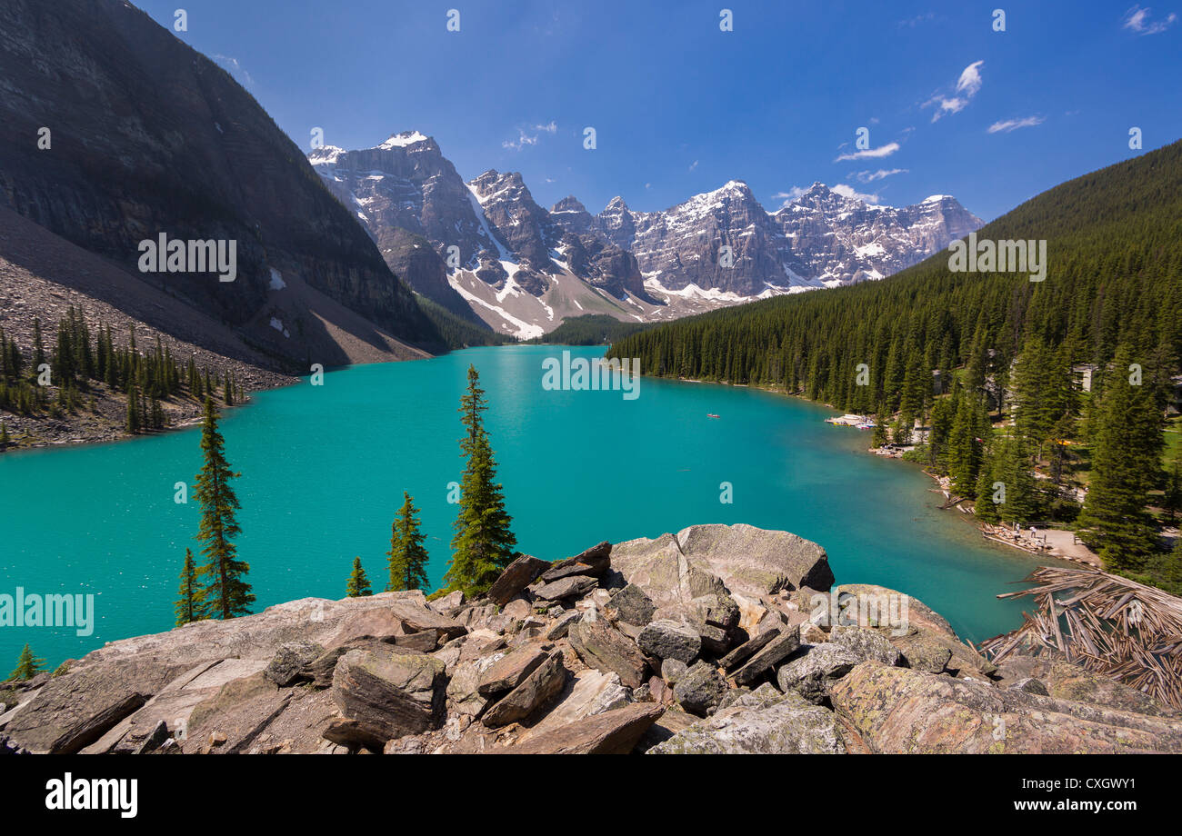 ALBERTA, Kanada - Moraine Lake, ein Gletschersee im Banff National Park. Stockfoto