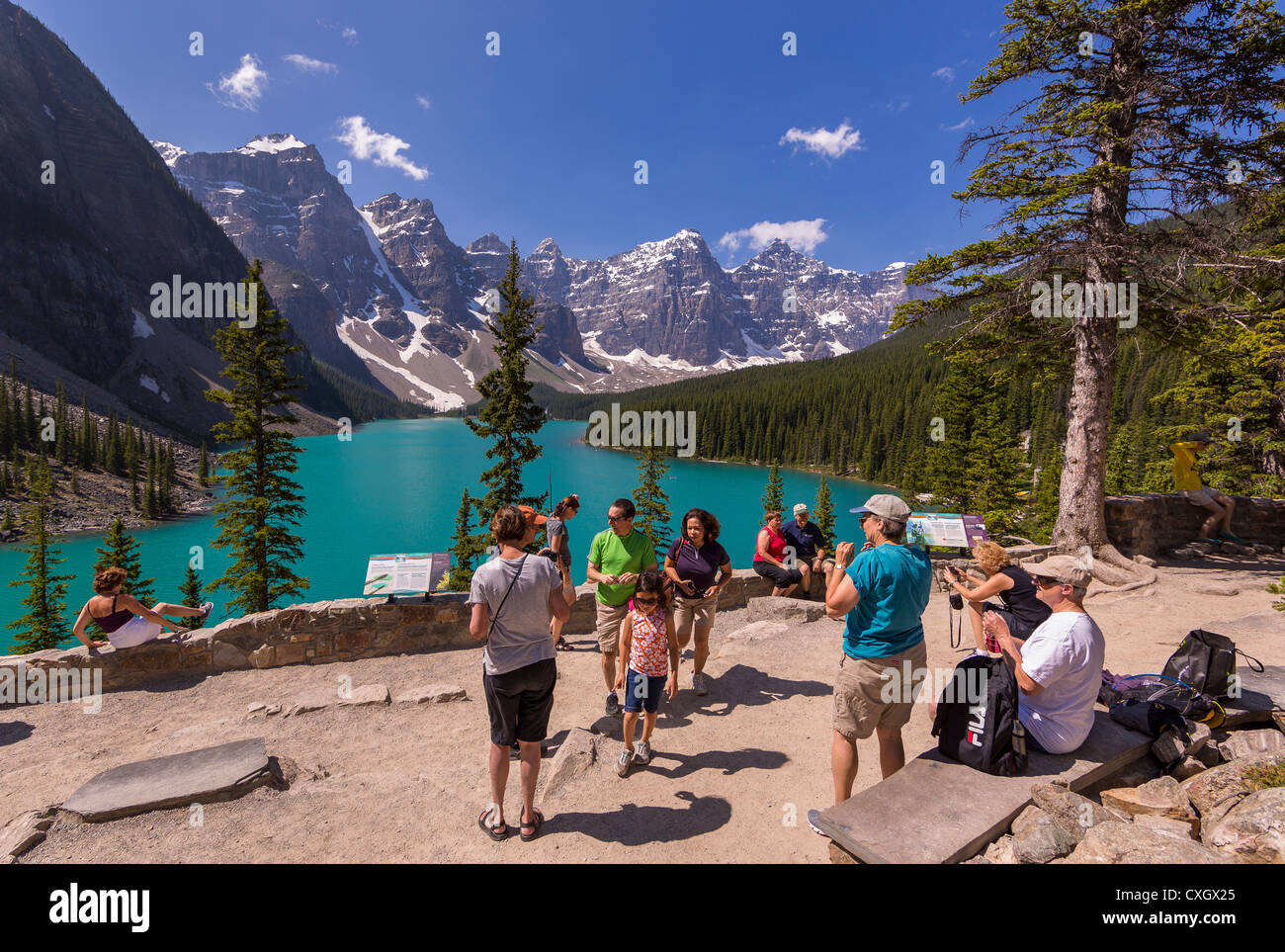 ALBERTA, Kanada - Touristen am Moraine Lake, ein Gletschersee im Banff National Park. Stockfoto