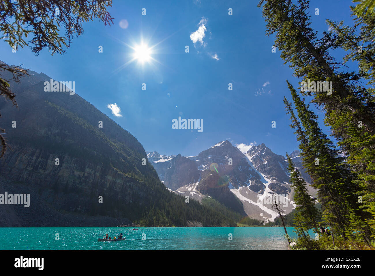 ALBERTA, Kanada - Sonne und Moraine Lake, ein Gletschersee im Banff National Park. Stockfoto