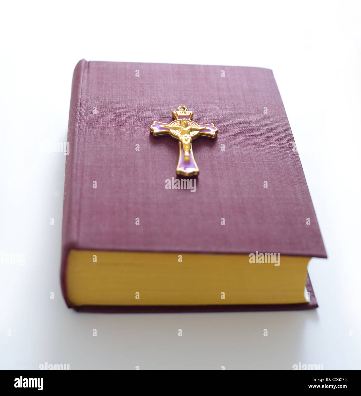 Bibel und Kreuz Stockfoto