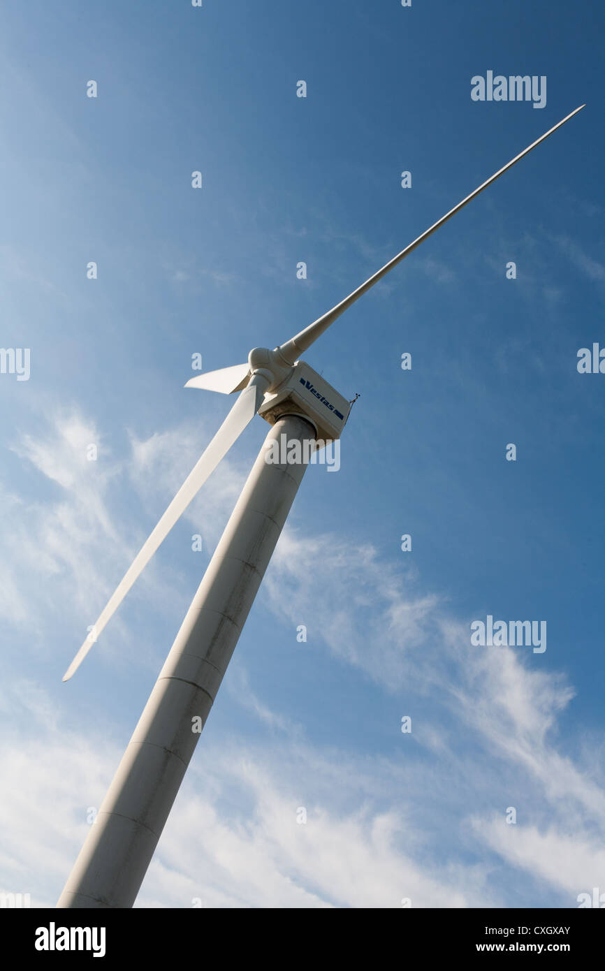 Blick auf eine horizontale Windkraftanlage mit blauem Himmel in Cornwall, Großbritannien. Stockfoto