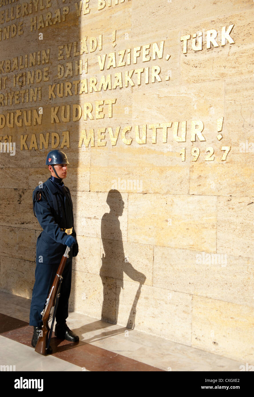 Anitkabir, Auszüge Atatürk Mausoleum Ankara, mit Soldaten vor der goldenen Inschriften, d. h. von Atatürks Rede Stockfoto