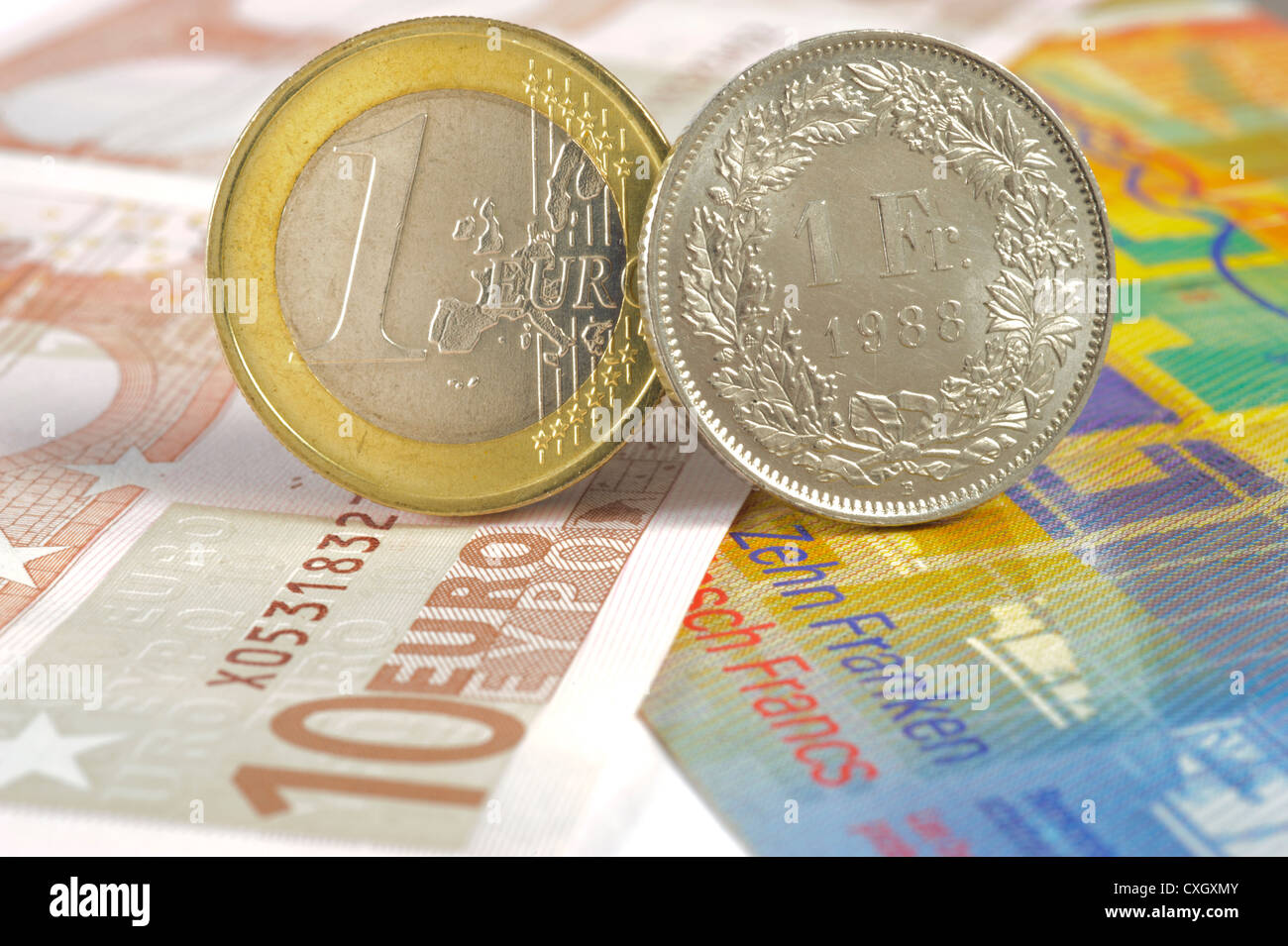 Euro und Schweizer Franken Münze auf Banknoten Stockfoto