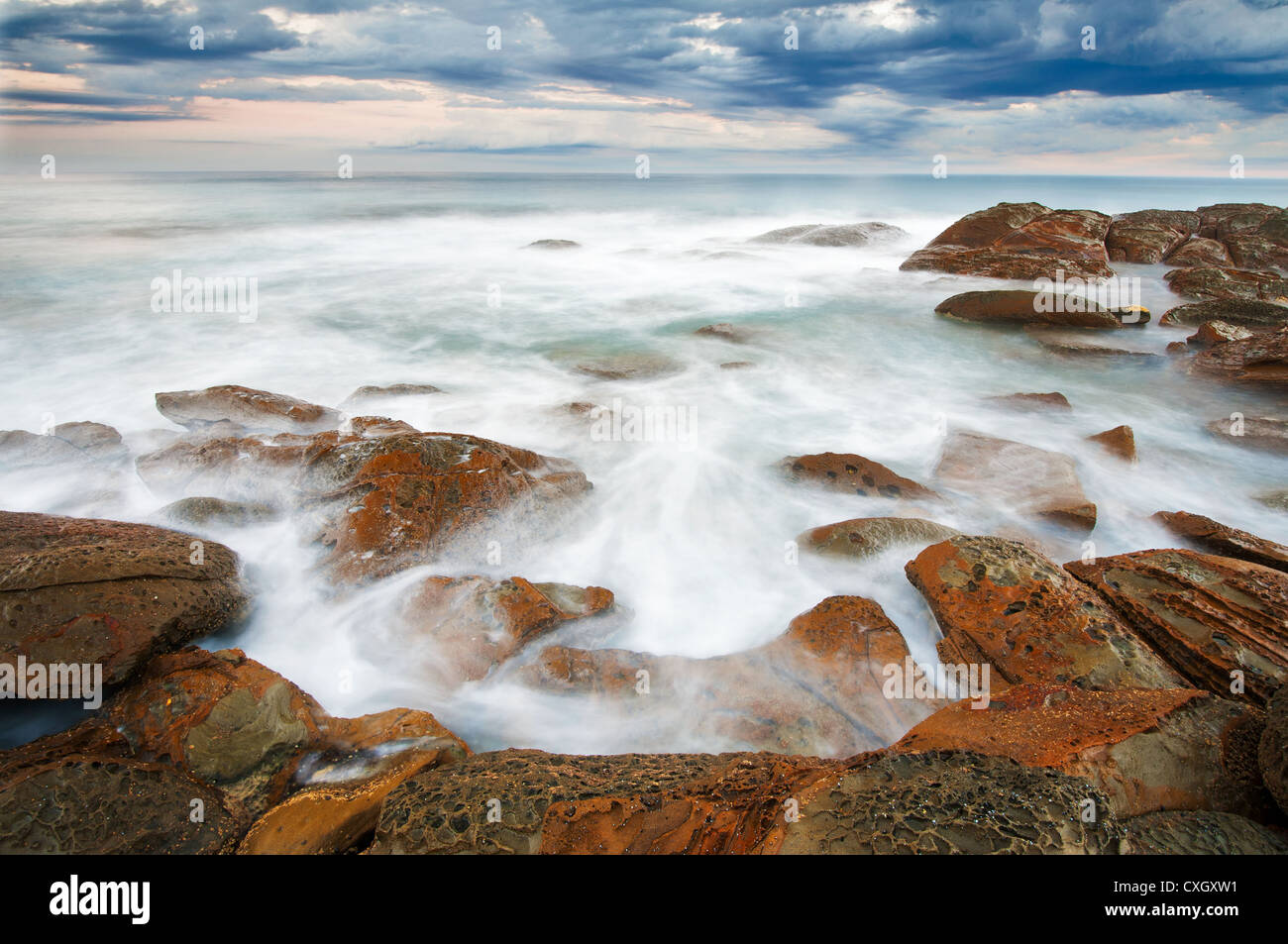 Wirbelnde Gewässer in Blanket Bay an der berühmten Great Ocean Road. Stockfoto