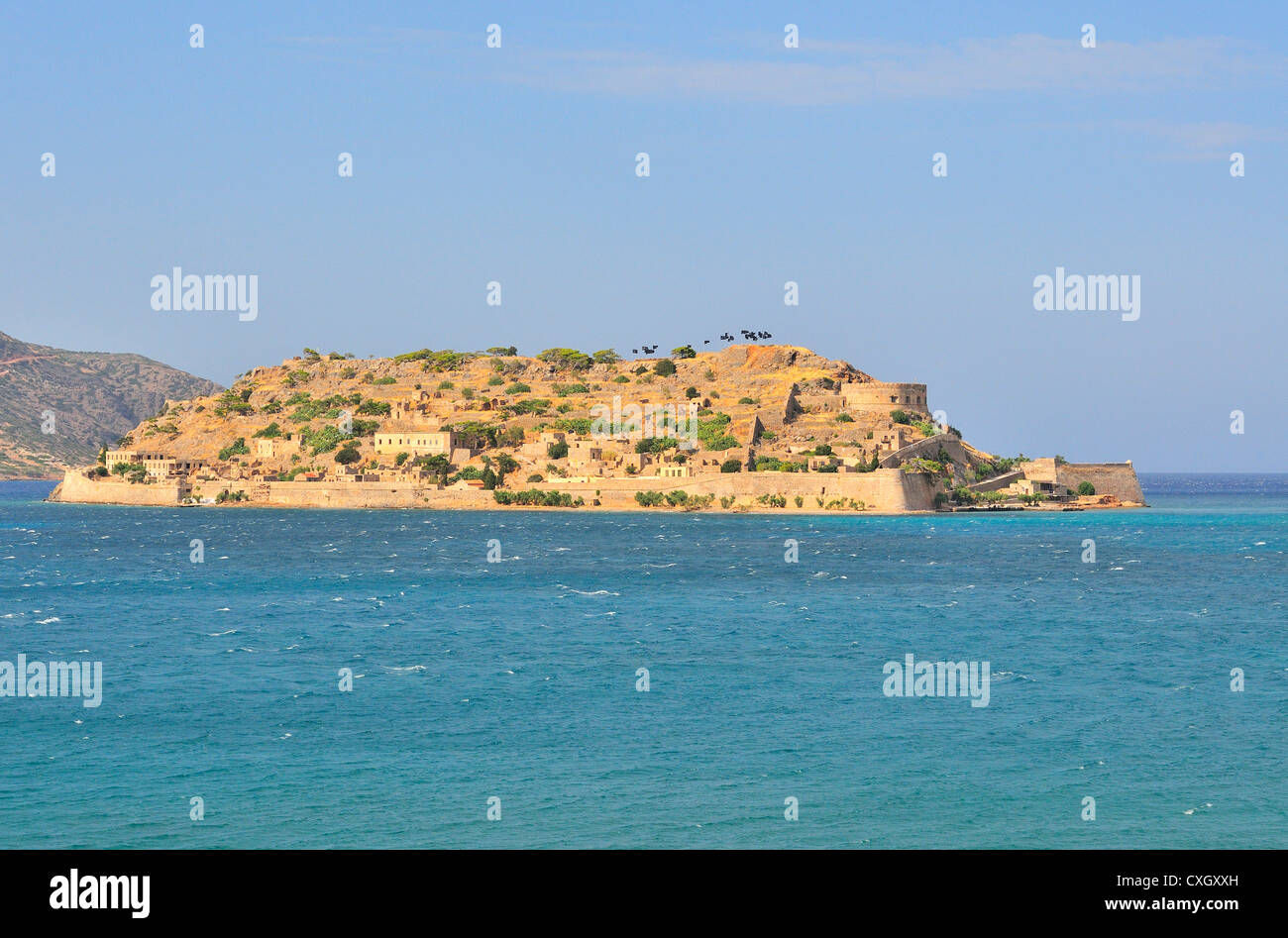 Spinalonga, Kreta,Griechenland vom Dorf Plaka auf dem Festland aus gesehen.einst berühmt als Leprakolonie, verewigt in einem Roman ‘die Insel'. Stockfoto