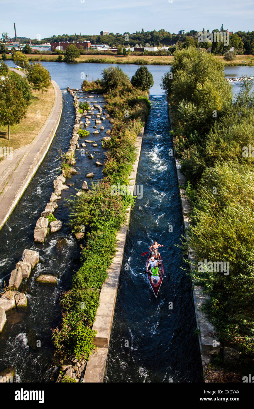 Bootsrutsche für Kanus und Kajaks, Fluss Ruhr, in der Nähe von Hattingen, Deutschland, Europa Stockfoto
