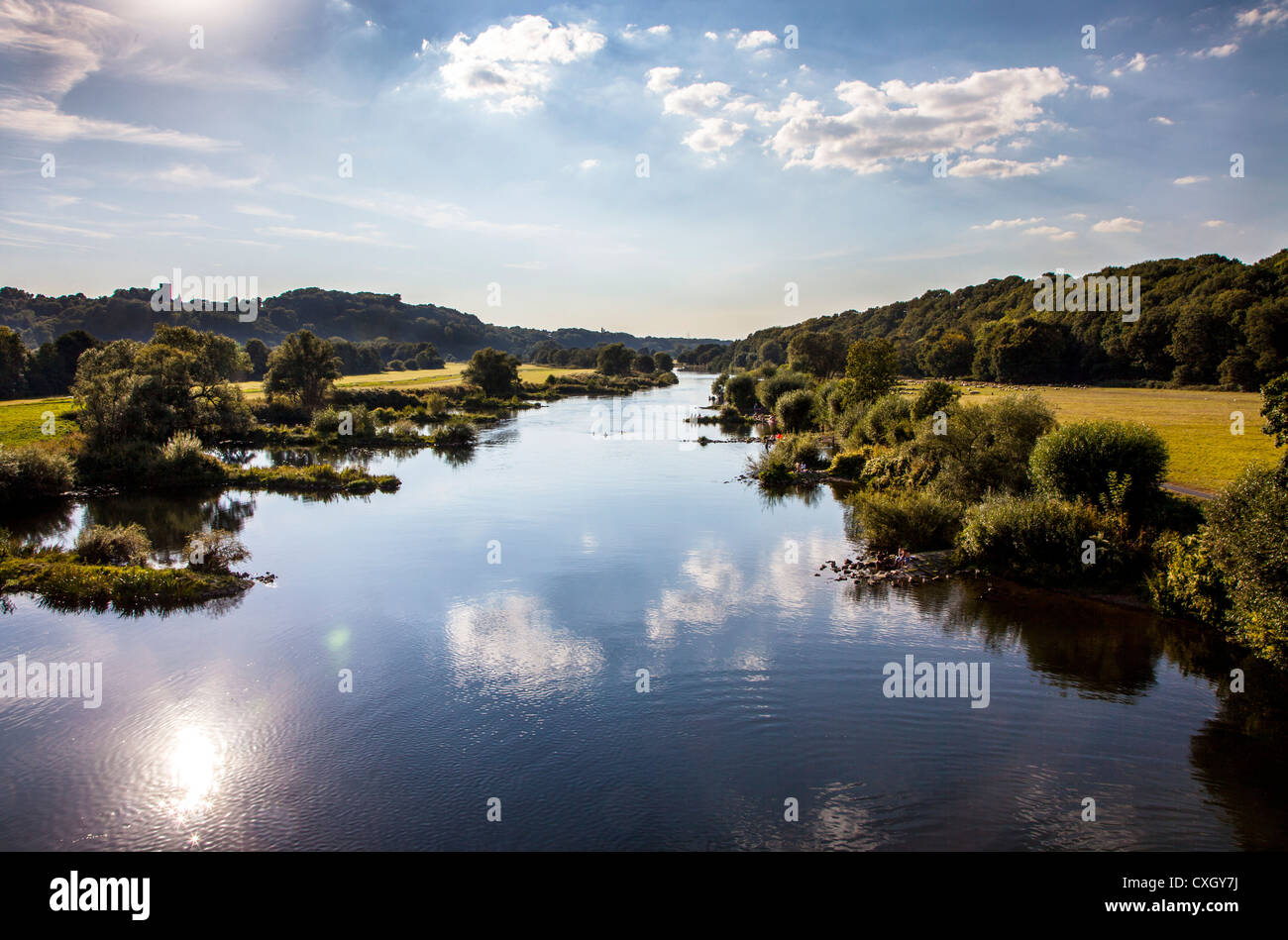 Fluss Ruhr im Sommer, Menschen, einen warmen Sommertag am Fluss genießen. Bochum, Deutschland, Europa. Stockfoto