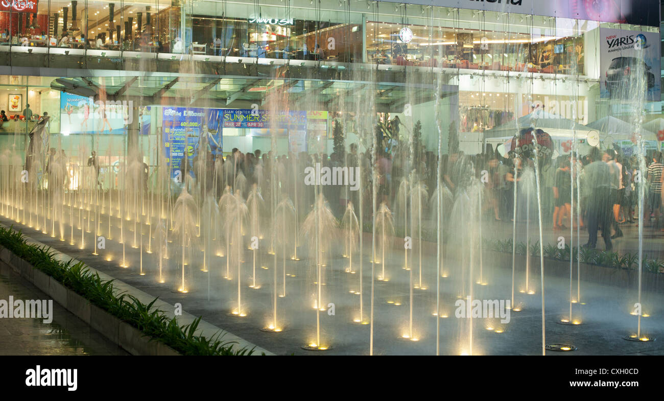 Brunnen mit vielen Hochdruckdüsen. Stockfoto