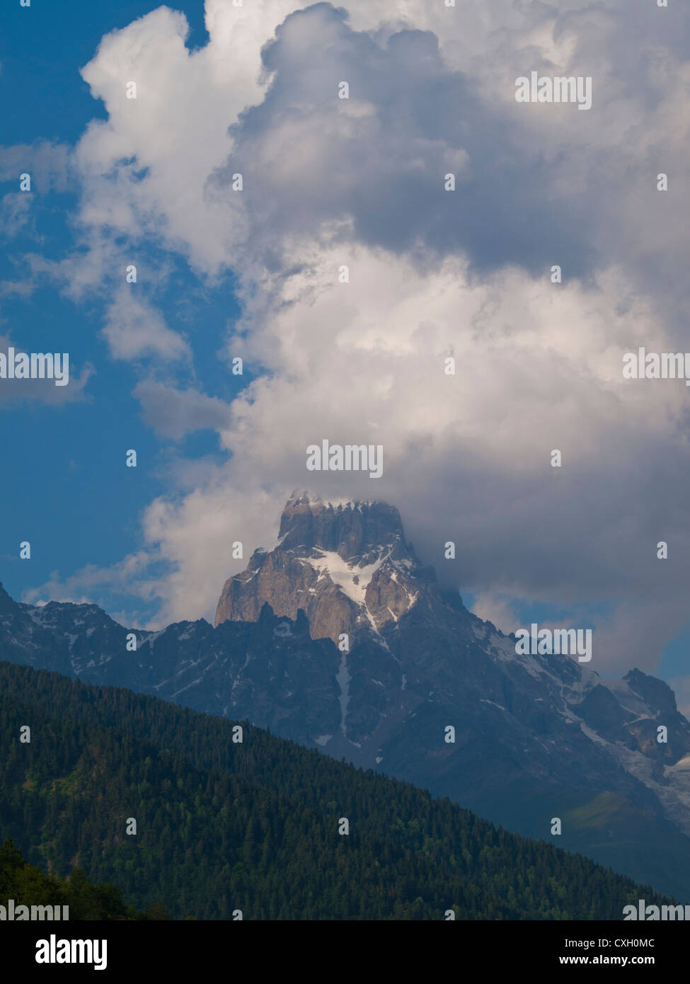 Schneebedeckte Gipfel des Mount Uschba in Swanetien Stockfoto