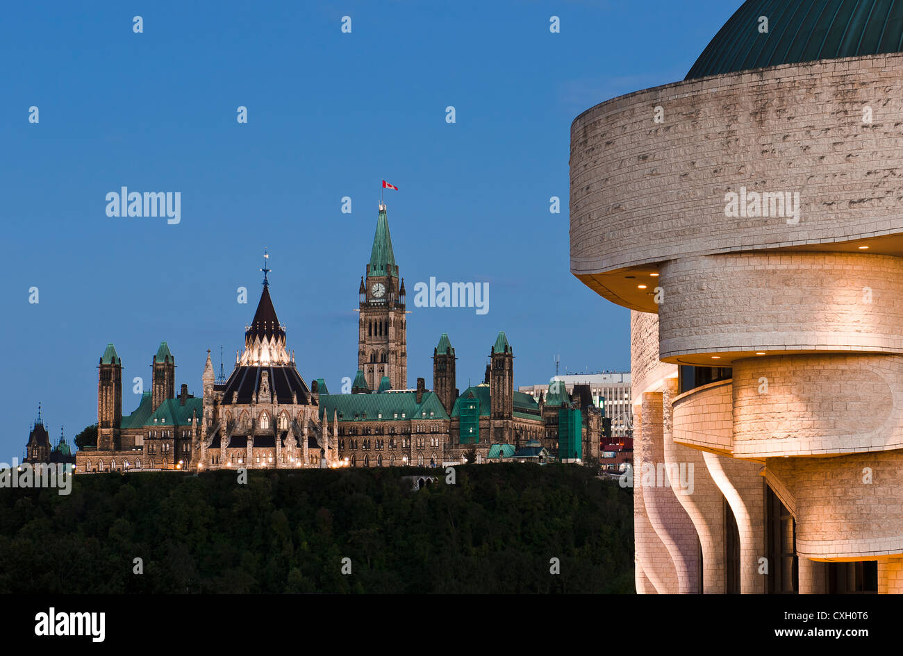 Das kanadische Parlament gesehen in der Dämmerung aus dem kanadischen Zivilisation Museum über den Ottawa-Fluss. Stockfoto