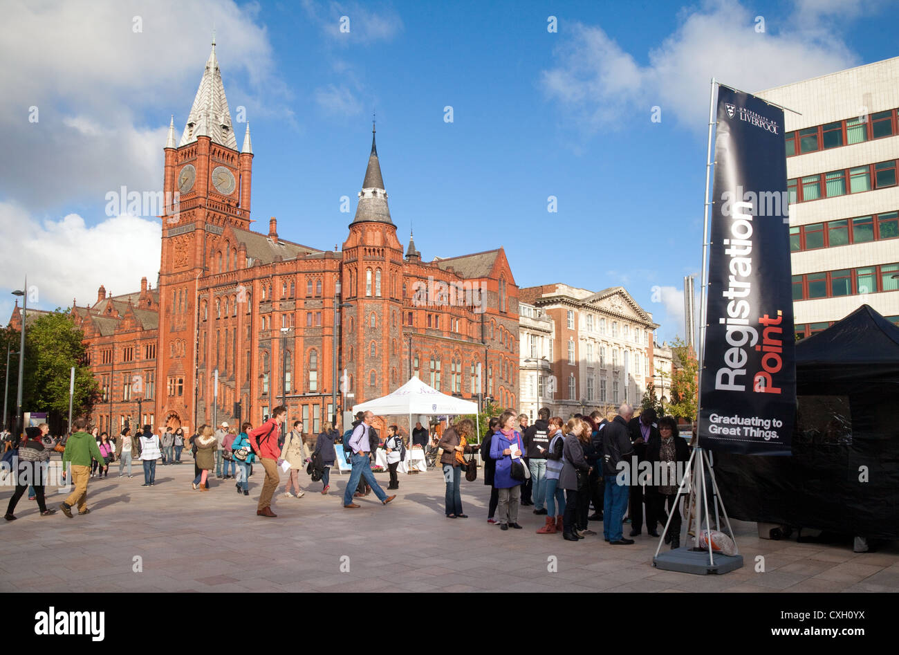 Studenten, die an einem Tag der offenen Tür am Campus der Universität Liverpool, Liverpool UK Stockfoto