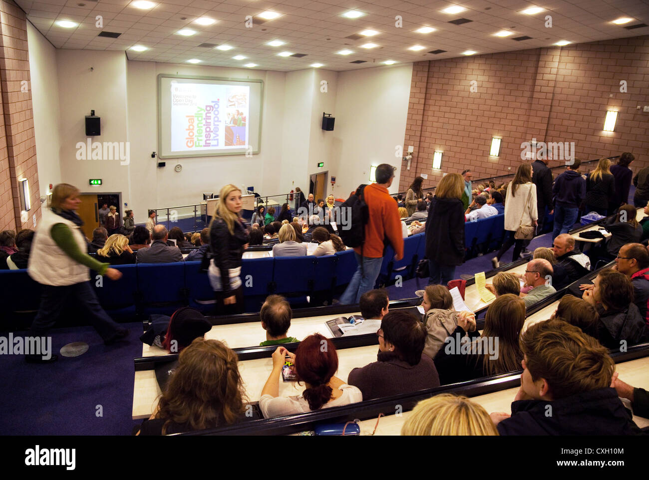 Britische Universität Hörsaal; Studenten, die an einer Vorlesung, Universität Liverpool, Merseyside, Lancashire, Großbritannien Stockfoto