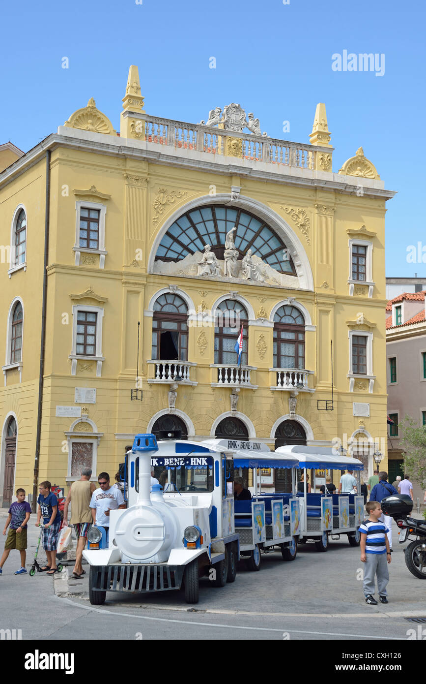 Elektrische touristischen Zug außerhalb Kroatisches Nationaltheater, Marschall Tito-Platz, Split, Split-Dalmatien, Kroatien Stockfoto