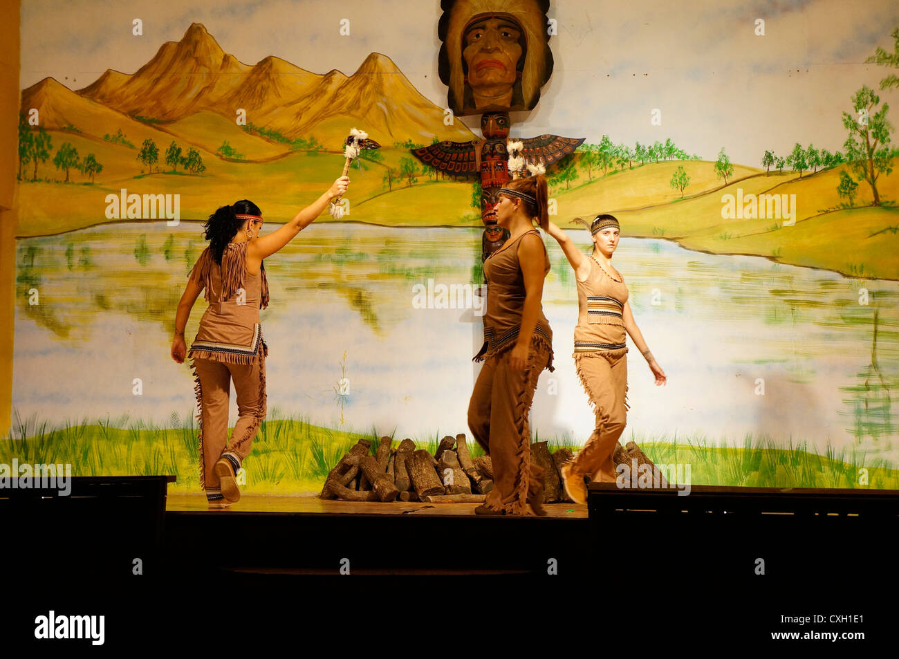 Im Inneren eines alten Wildwest Saloon. Vorderansicht der Frauen singen und tanzen, touristische Attraktion in einem Westernsaloon, Spanien Stockfoto