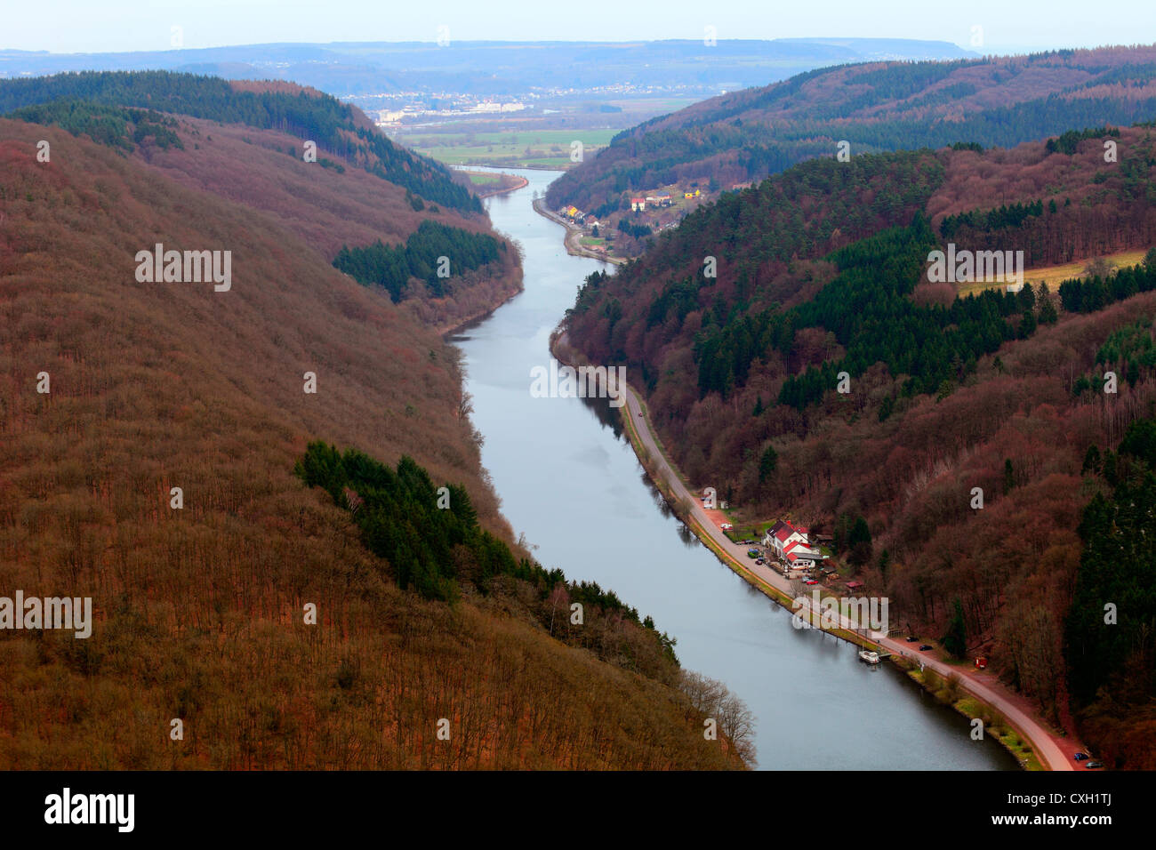 Blick auf die Saar-Schleife (Saarschleife) aus der Sicht in Orscholz, Saarland / Deutschland. Einen warmen Frühlingsabend. Stockfoto