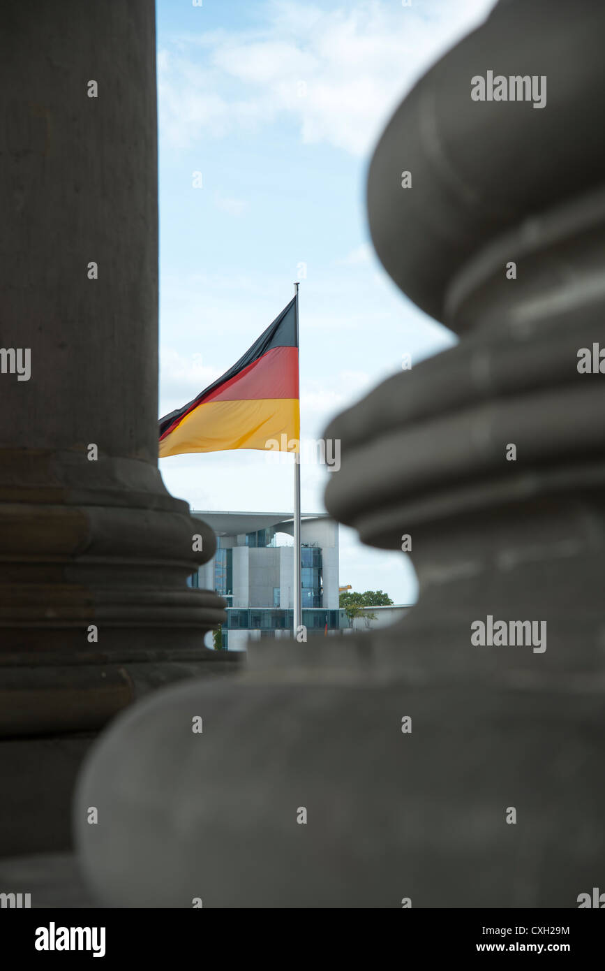 Deutschen Nationalflagge mit Bundeskanzleramt deutschen Kanzleramt, Berlin, Deutschland, Europa Stockfoto
