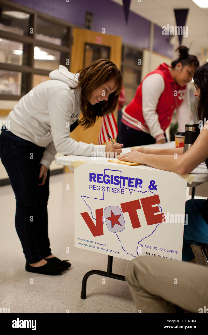 Übergeordneten Freiwillige führen eine Wählerregistrierung für 18-jährigen an der High School in Austin, Texas. Stockfoto
