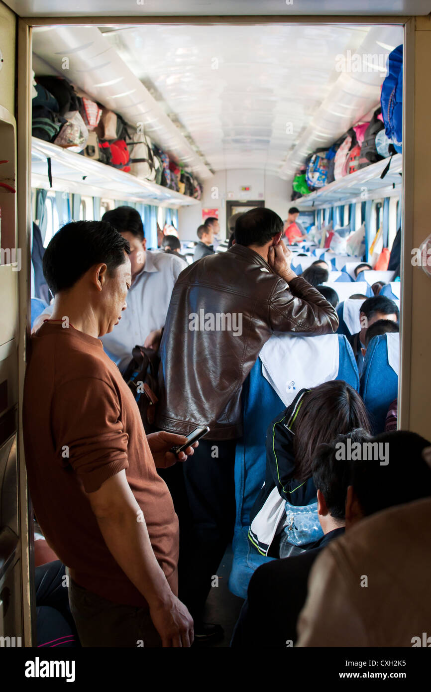 Stellung - Raum nur in zweiter Klasse, Hard- sitz Transport eines chinesischen Schulen. Stockfoto