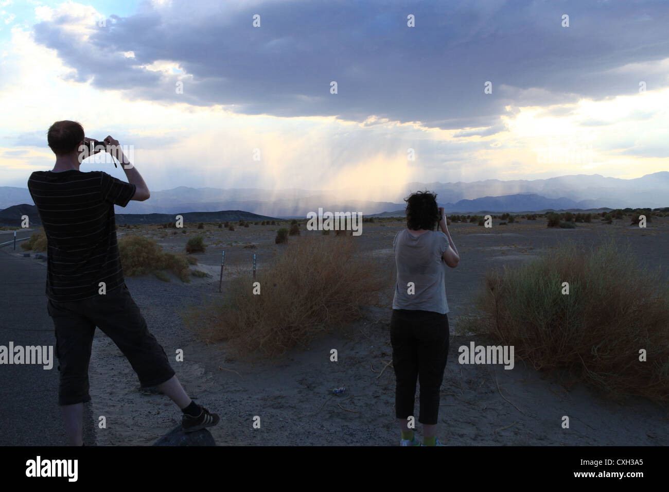 Reisende fotografieren Gewitter in Death Valley Nationalpark Wüste in Nevada, USA Stockfoto