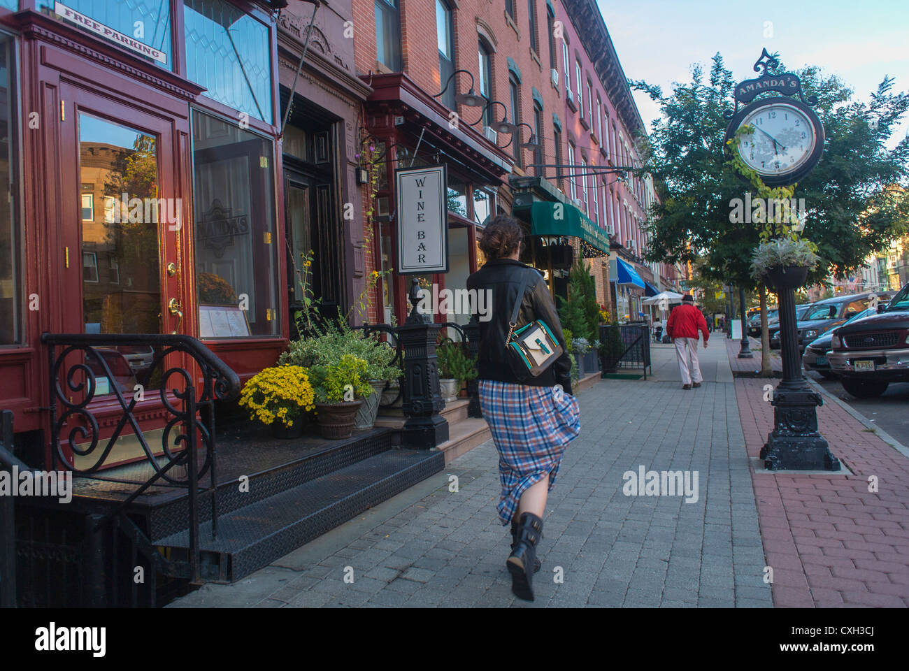 Hoboken, New Jersey, USA, Straßenszenen, Frau, die auf der Main Street  weggeht, die Zeit vergeht wie im Flug Stockfotografie - Alamy