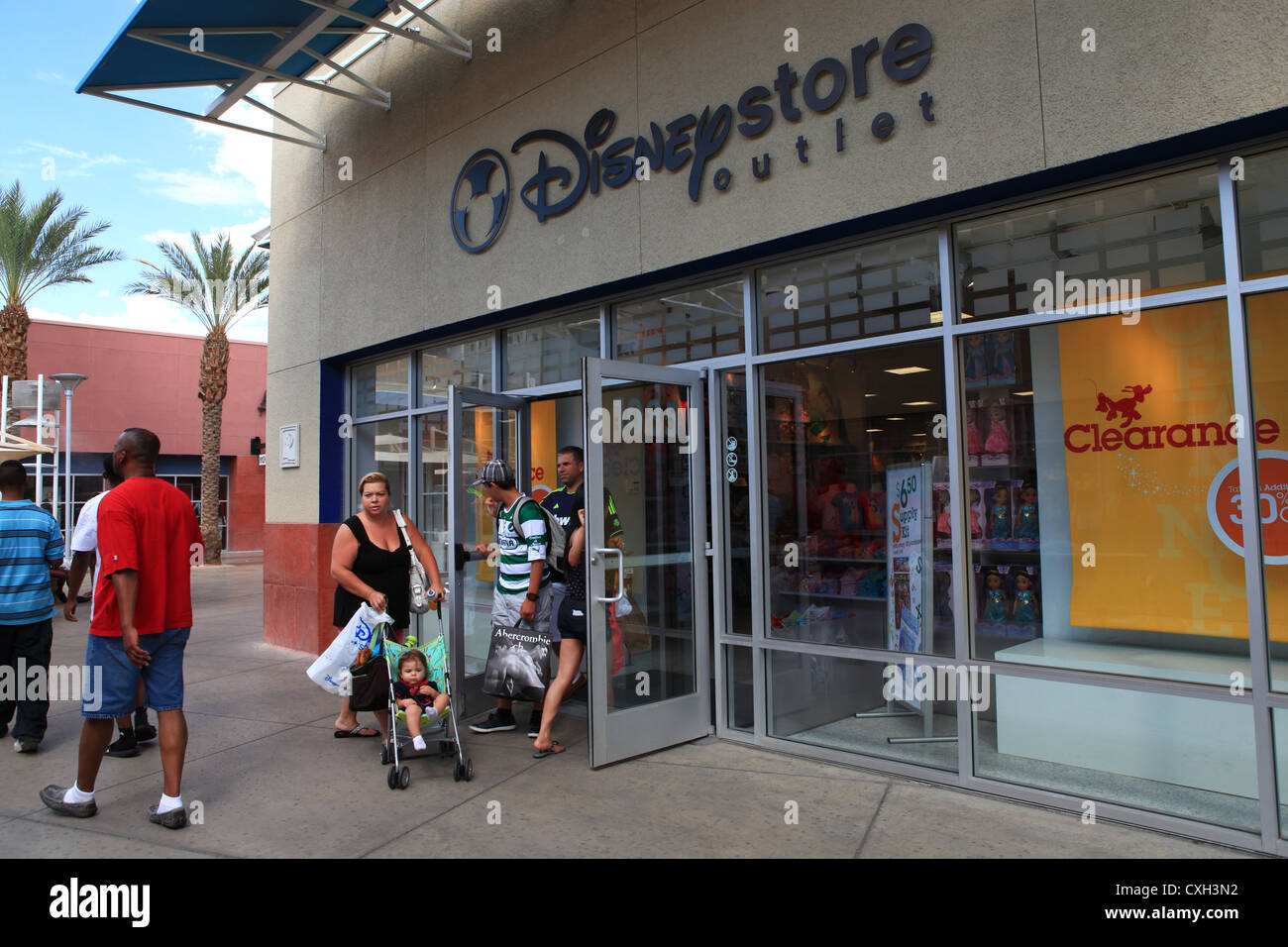Shopper Tragetaschen und zu Fuß aus Disney Store in Las Vegas North Premium Outlets Shopping ...