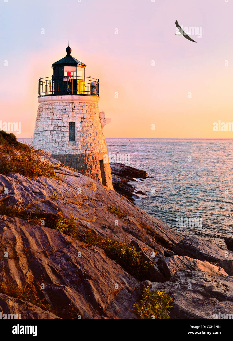 Silbermöwe Laurus fliegt über Burgberg Leuchtturm bei Dämmerung Sonnenuntergang über Narragansett Bay Newport Rhode Island New England Stockfoto