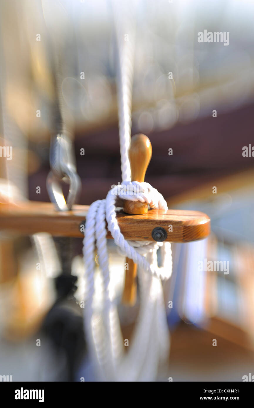 Segelboot rigging-Linien mit selektiven Fokus und Kopie, Rockland, Maine, USA. Mit einem Lensbaby genommen. Stockfoto